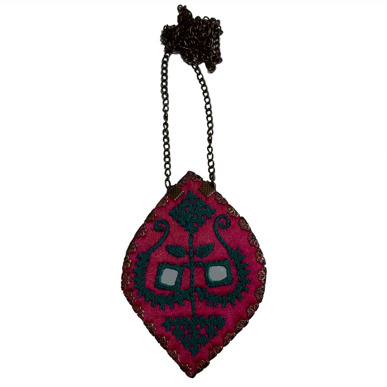 Collier brodé fait main en rouge et noir avec motifs traditionnels