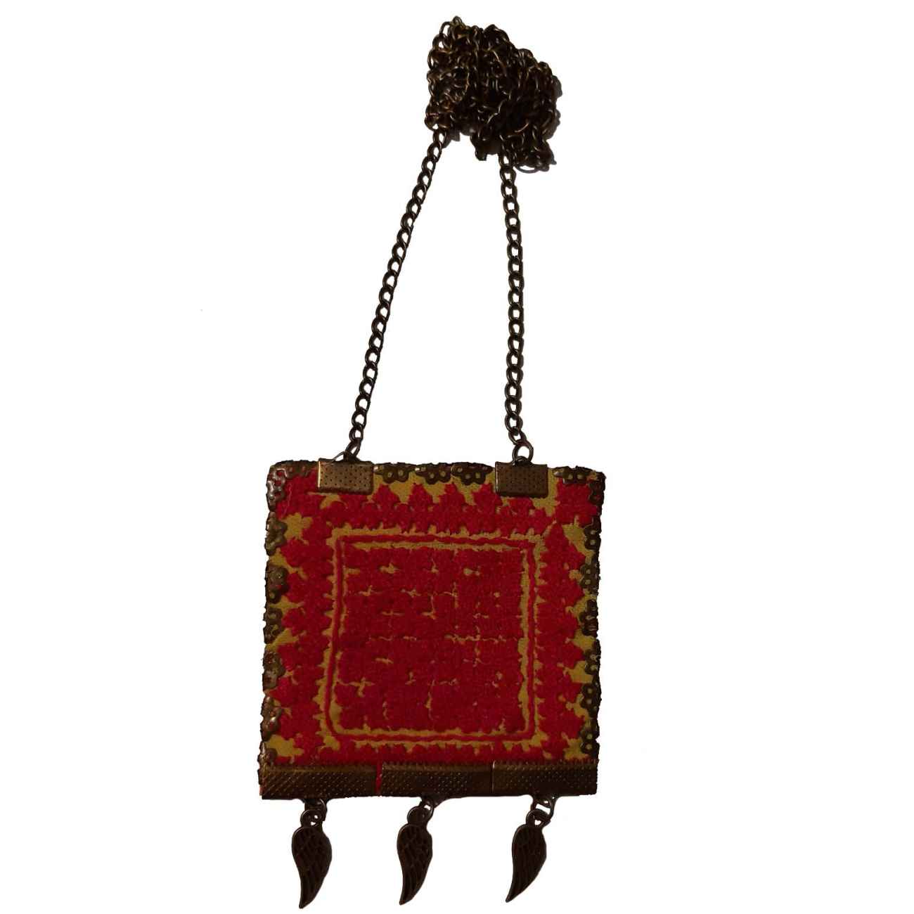 Collier brodé fait main avec détails de chaîne antique