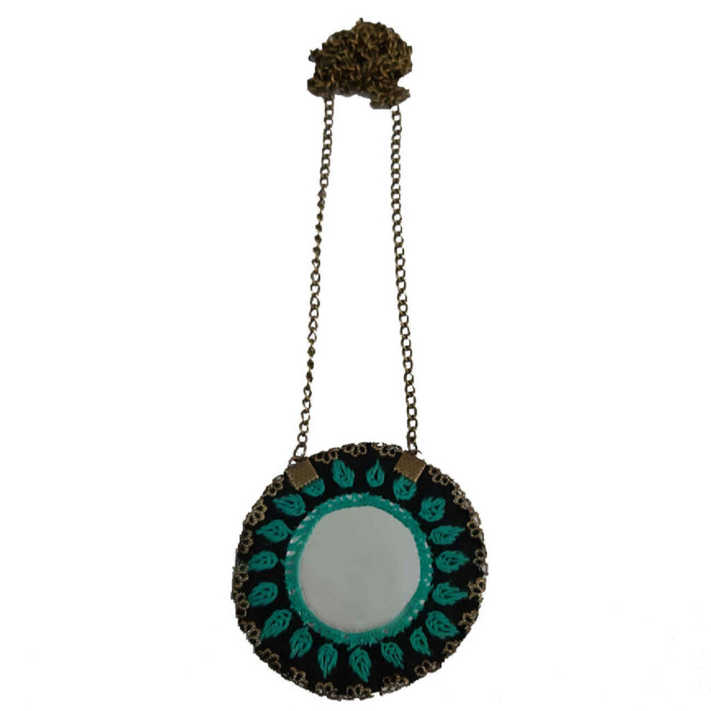 Collier brodé iranien – Là où tradition rime avec élégance