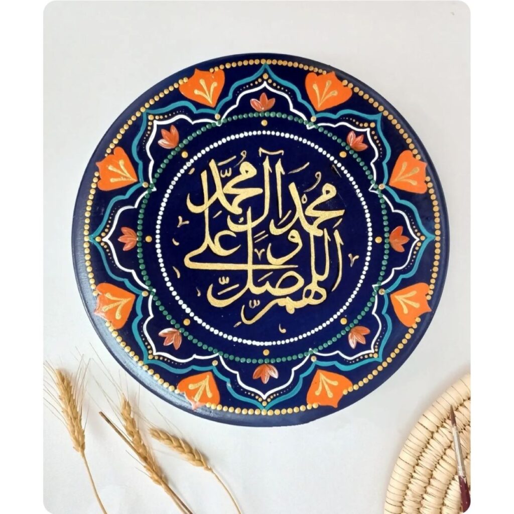 Plaque en poterie islamique faite à la main pour décoration murale : Une création unique de l'art mural