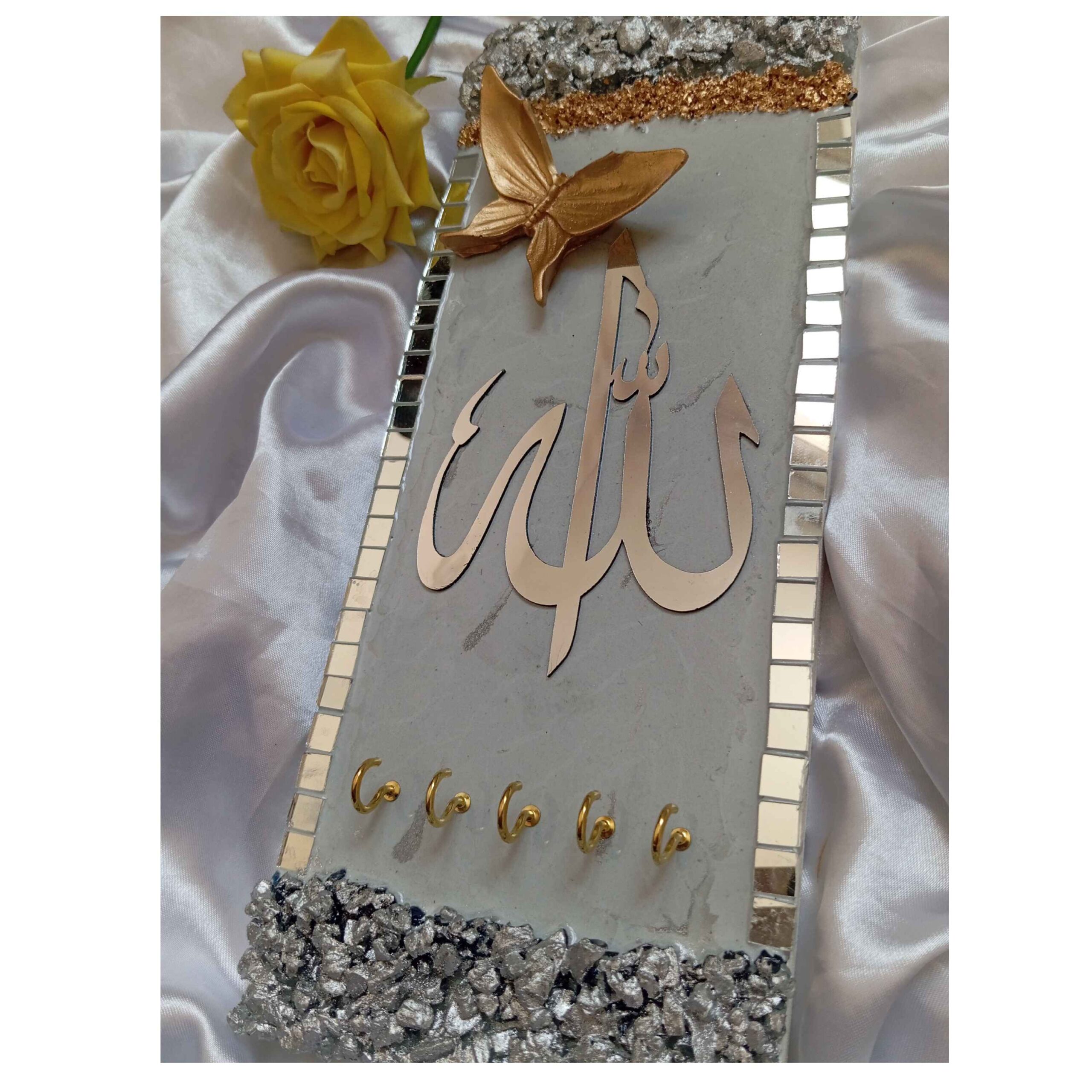 Porte-clés mural islamique avec design en résine sur socle MDF – Pour un rangement organisé