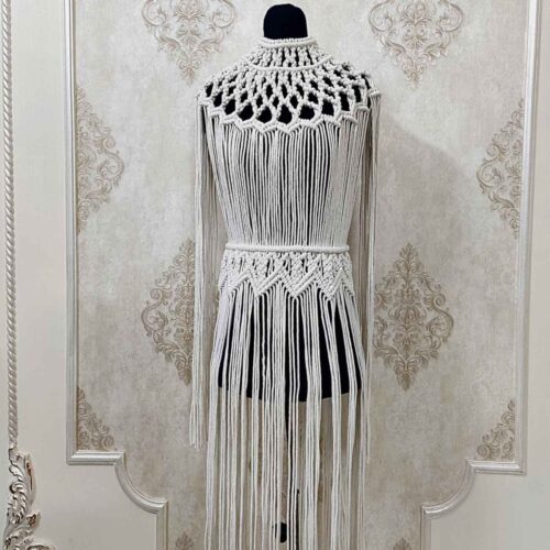 Robe femme en macramé tissé main luxueuse avec nouage artisanal pour événements bohèmes élégants et vacances