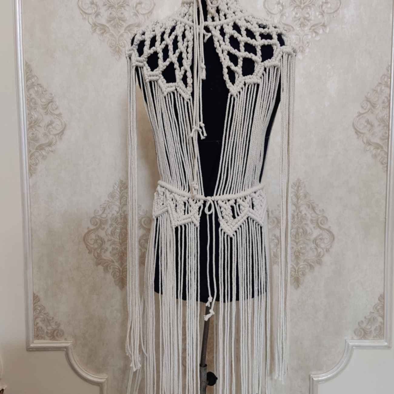 Robe macramé de luxe avec détails noués artisanaux pour un style et un confort inégalés