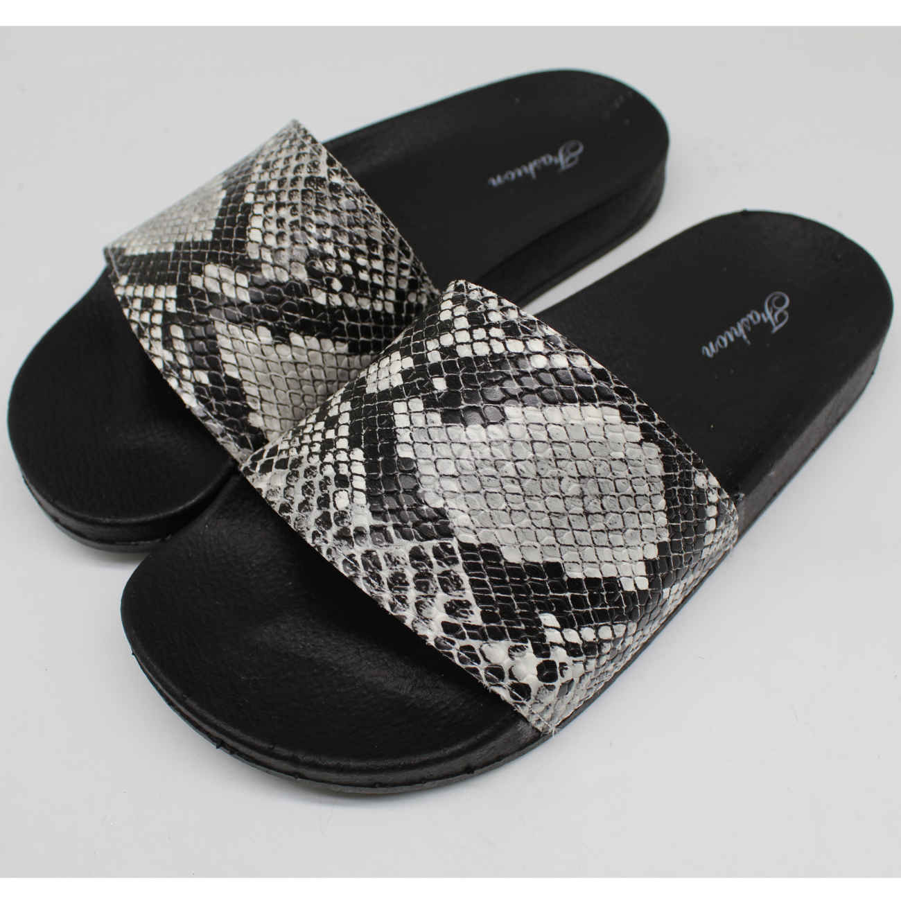 Nikta Cloud Slippers – Where CloChaussons Nikta Cloud – Là où le confort doux comme un nuage rencontre un design moderne et épuréud-Like Comfort Meets Sleek, Modern Design