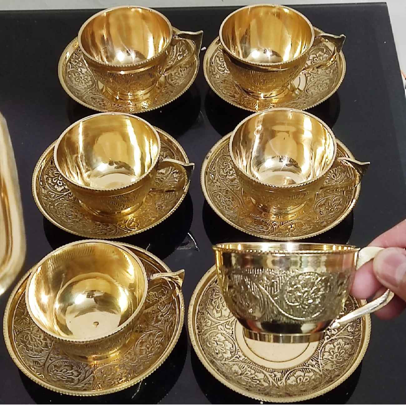 Service à thé et soucoupe persan en laiton avec motif floral doré (X6)