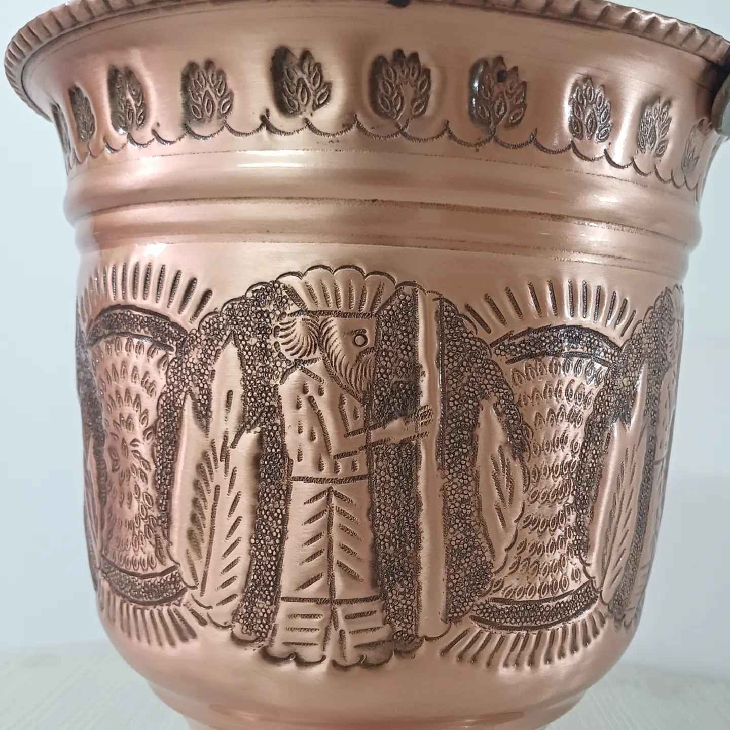 Corbeille en cuivre persan avec poignée – Motif en relief Achéménide