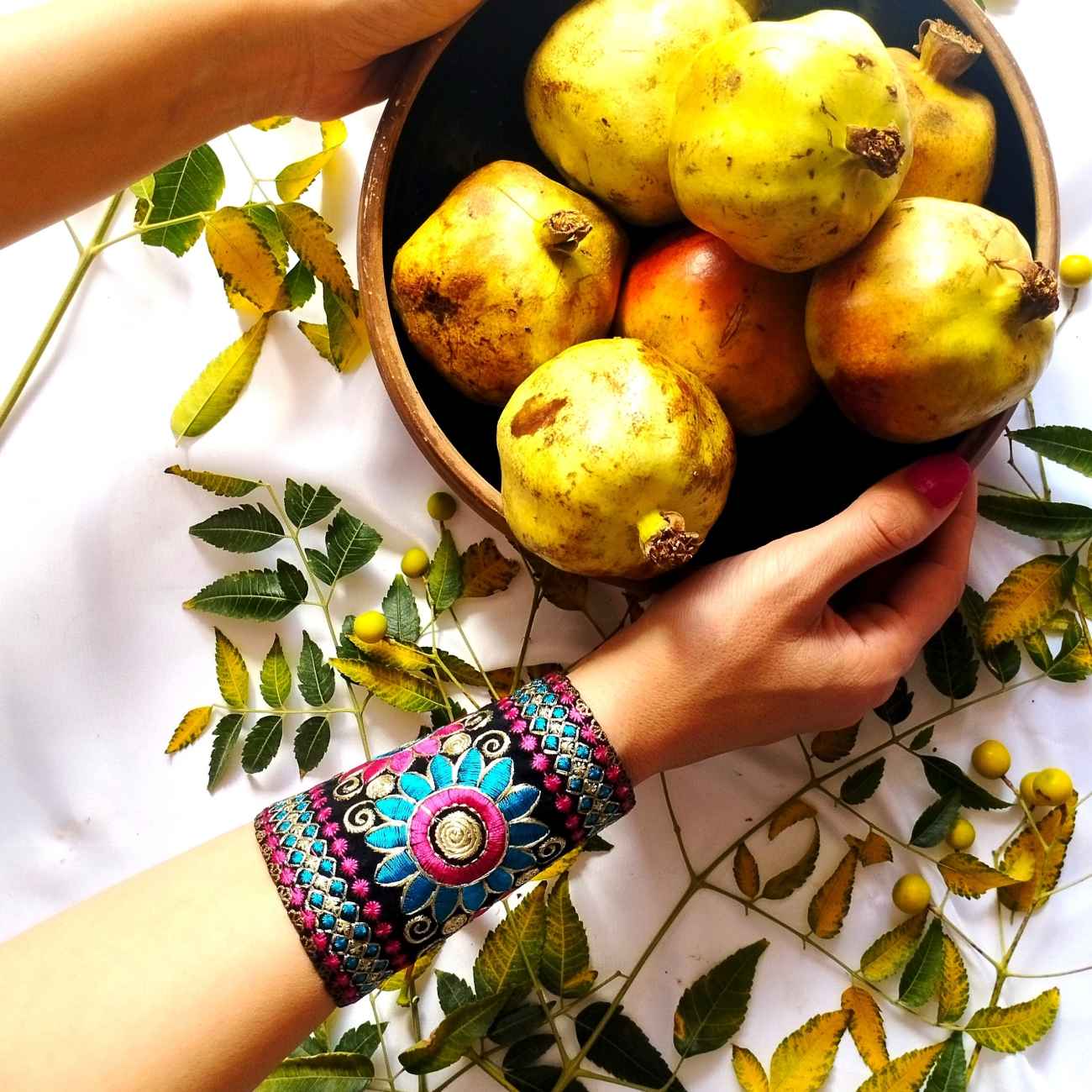 Bracelet brodé Persan – Artisanat Chic et Luxe avec Design Floral