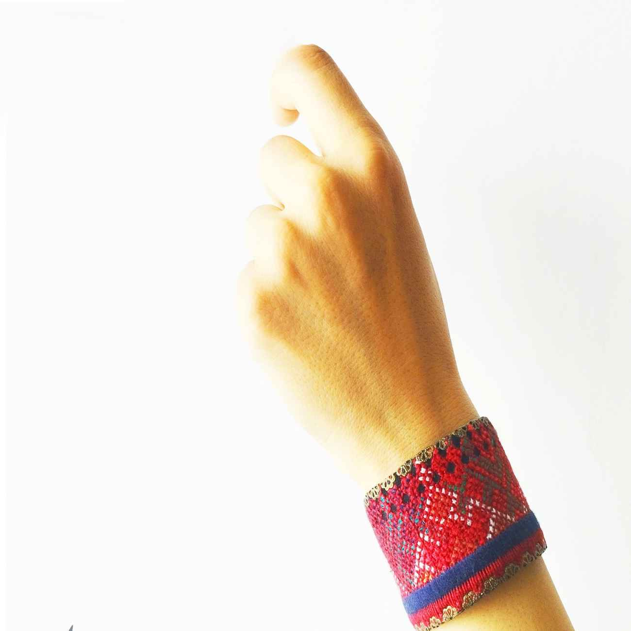 Bracelet brodé Persan - Artisanat en Rouge avec Design Géométrique
