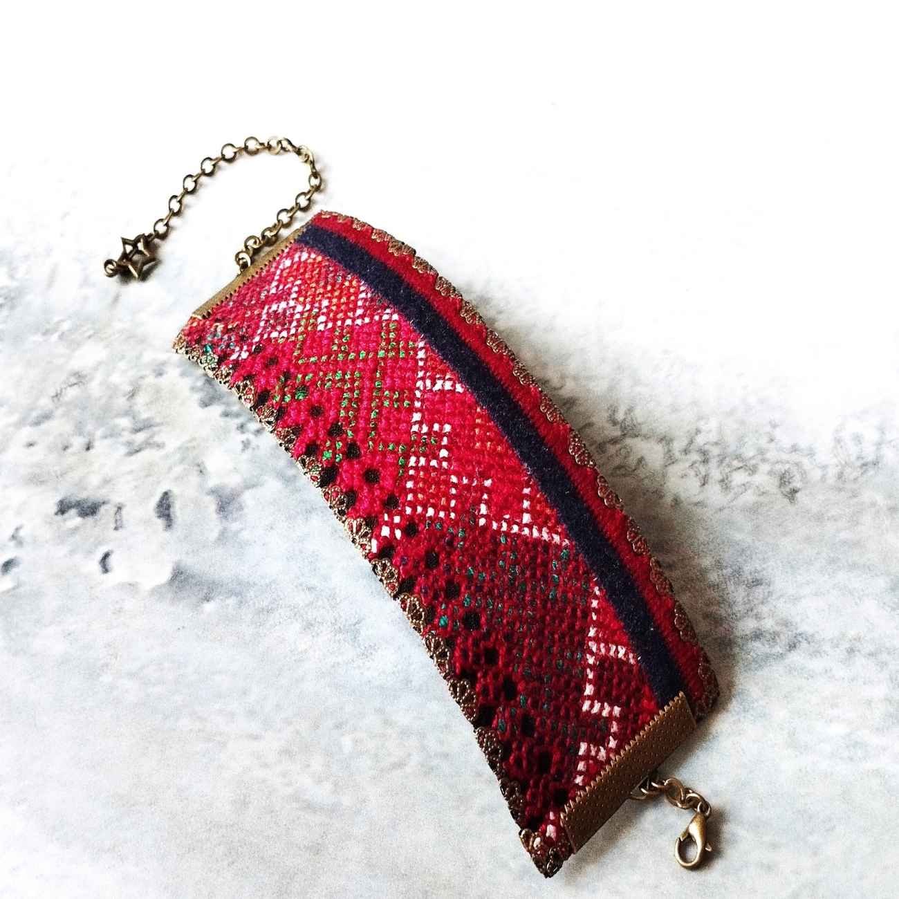 Bracelet brodé Persan – Artisanat en Rouge avec Design Géométrique