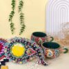 Tasse à Thé en Poterie Artisanale Persane Minakari avec Soucoupe Termeh (Motif Émaillé)