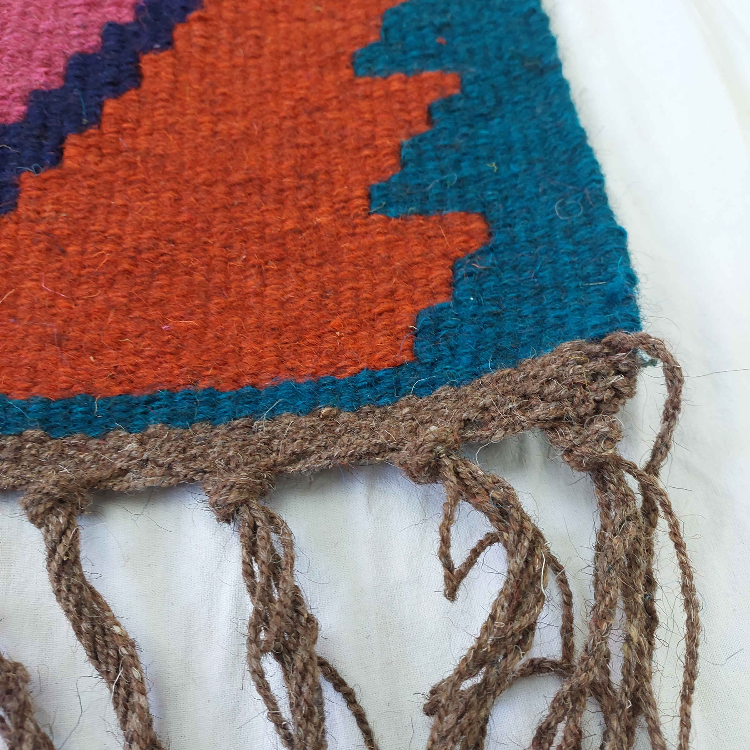 Tapis Kilim persan en laine tissé à la main dans le Zanjan, géométrique rouge brique