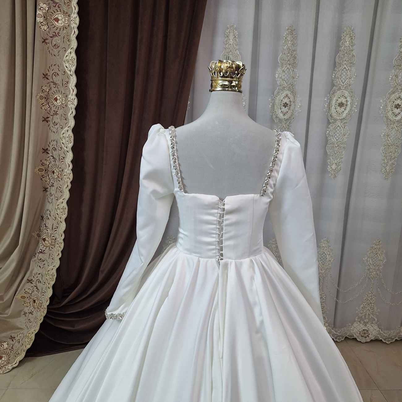 Robe de Mariée et de Mariage Perse à Manches Longues – Style Arabe avec Modèle Cristal