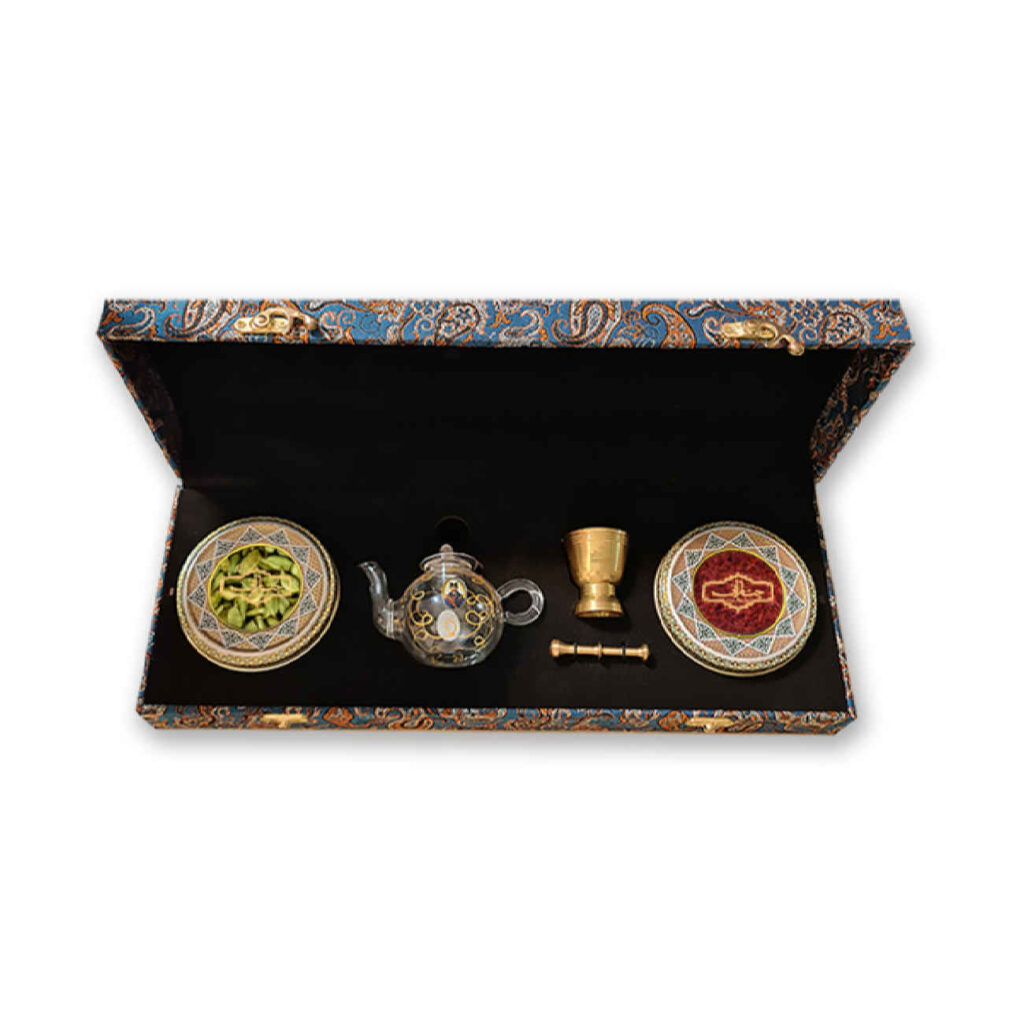 Coffret cadeau de safran persan (3g) - dans une tapisserie Chenarani Khatam avec cardamome, théière & mortier