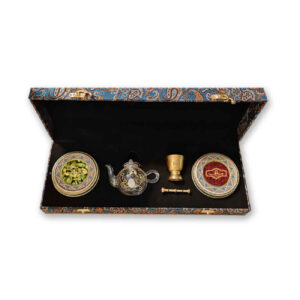 Coffret cadeau de safran persan (3g) – dans une tapisserie Chenarani Khatam avec cardamome, théière & mortier
