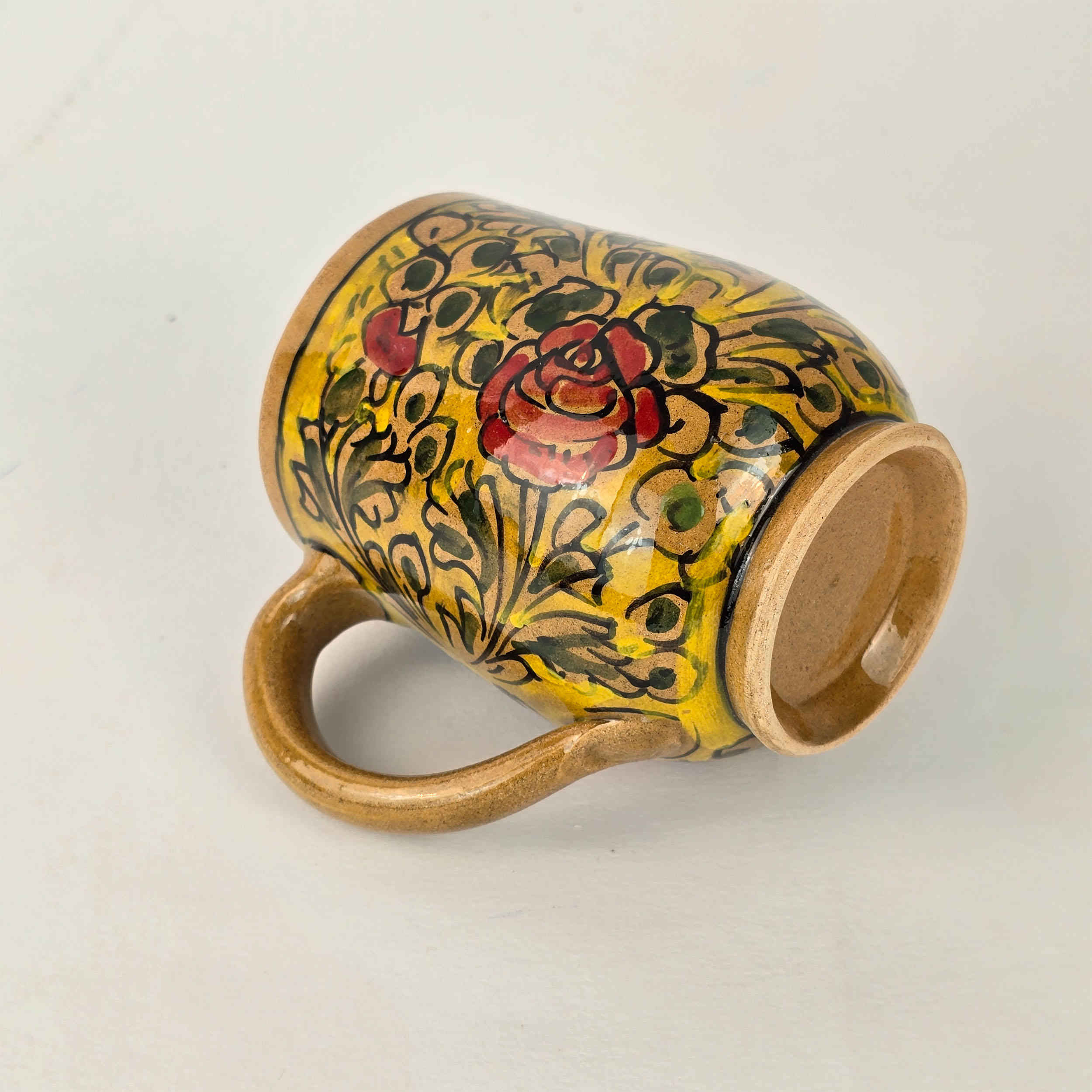 Mug en Poterie – Artisanat Parfait pour un Matin Confortable avec Design de Fleurs