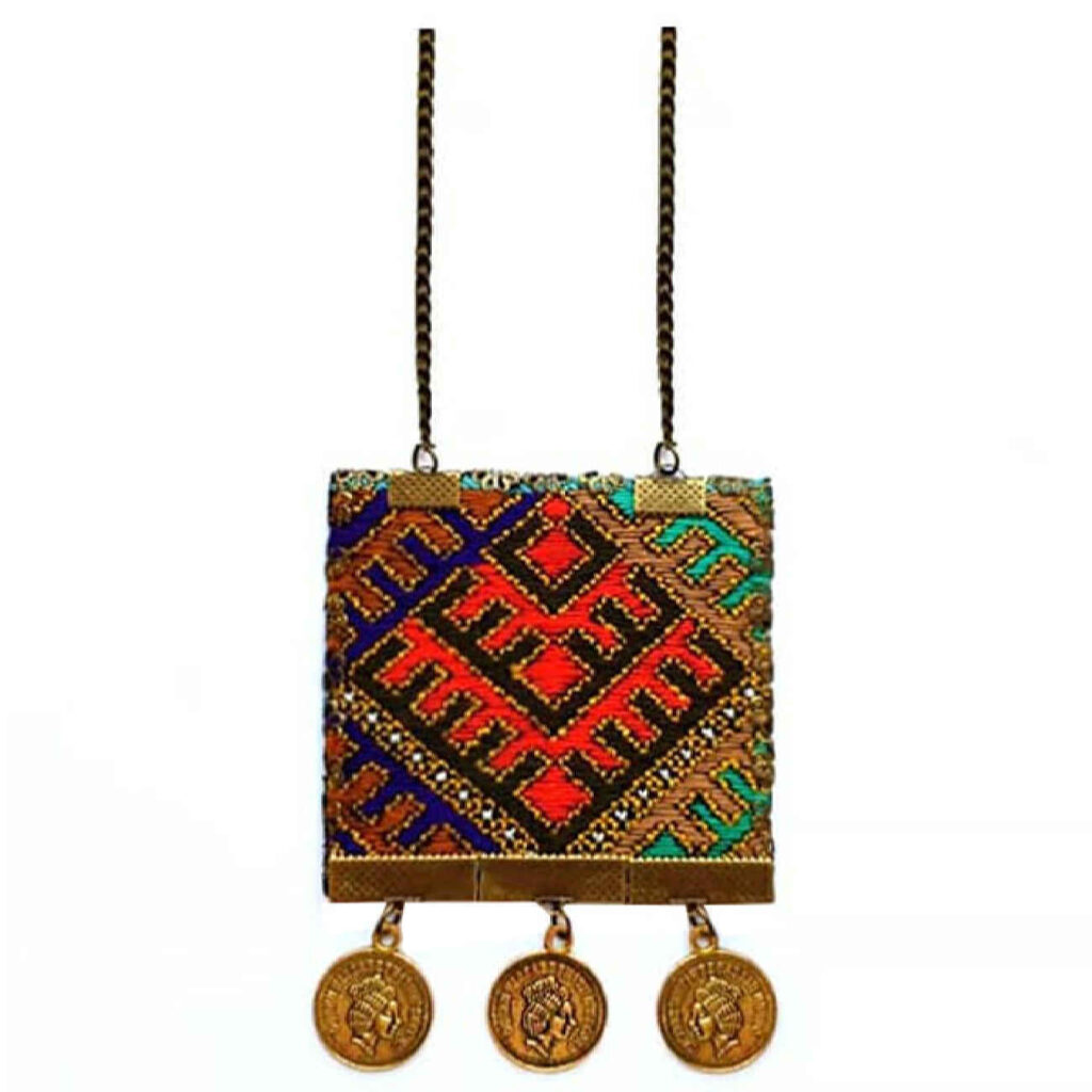 Collier traditionnel persan brodé avec chaîne et motif de pièce