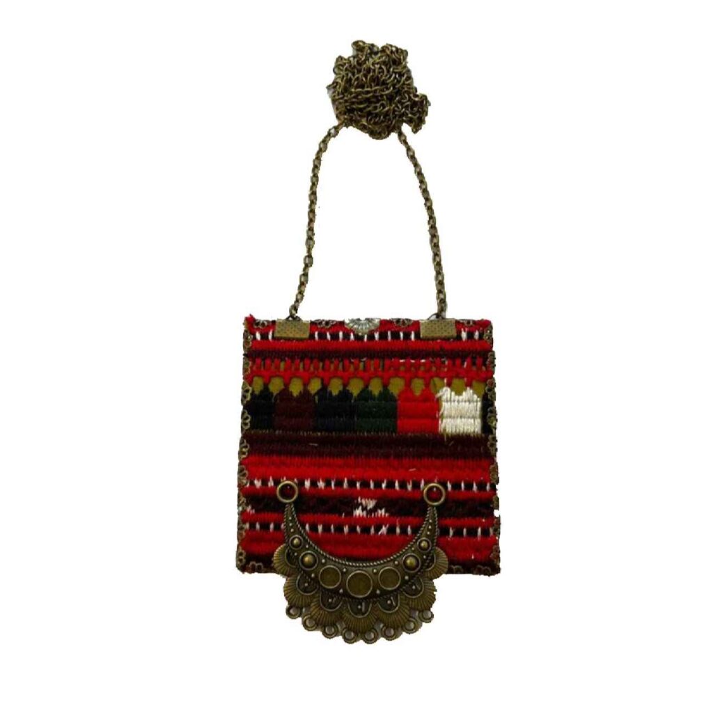 Collier brodé unique avec chaîne en métal – Élégance à chaque point