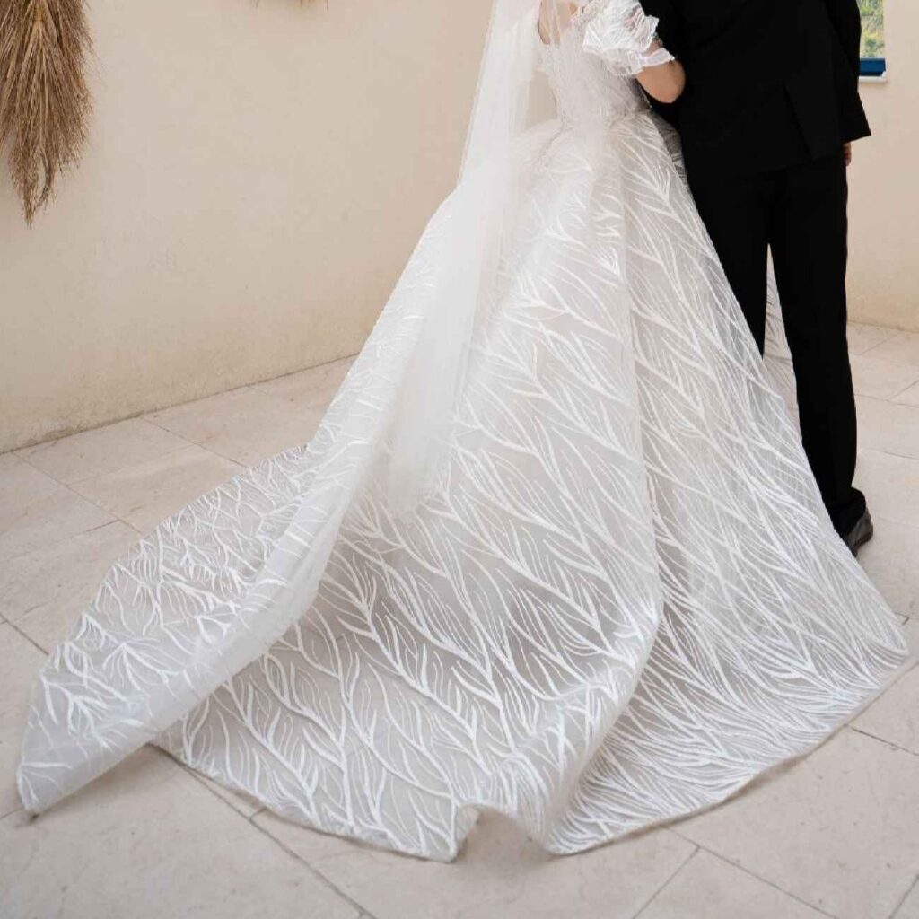 Robe de Mariée Entièrement Ornée de Cristaux – Fluide, Confortable et Magnifique