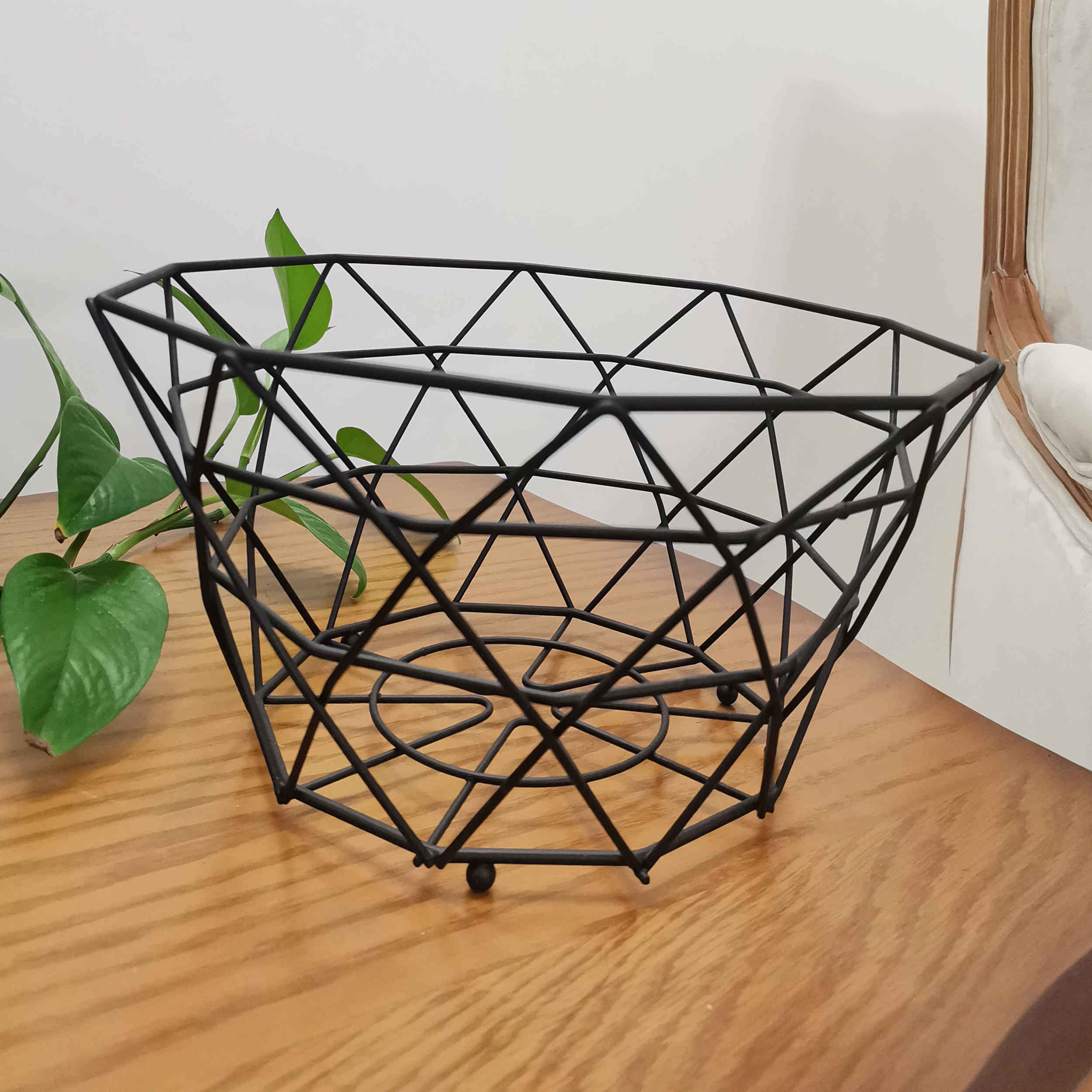 Panier en fil métallique avec design polygonal, parfait pour les fruits en noir