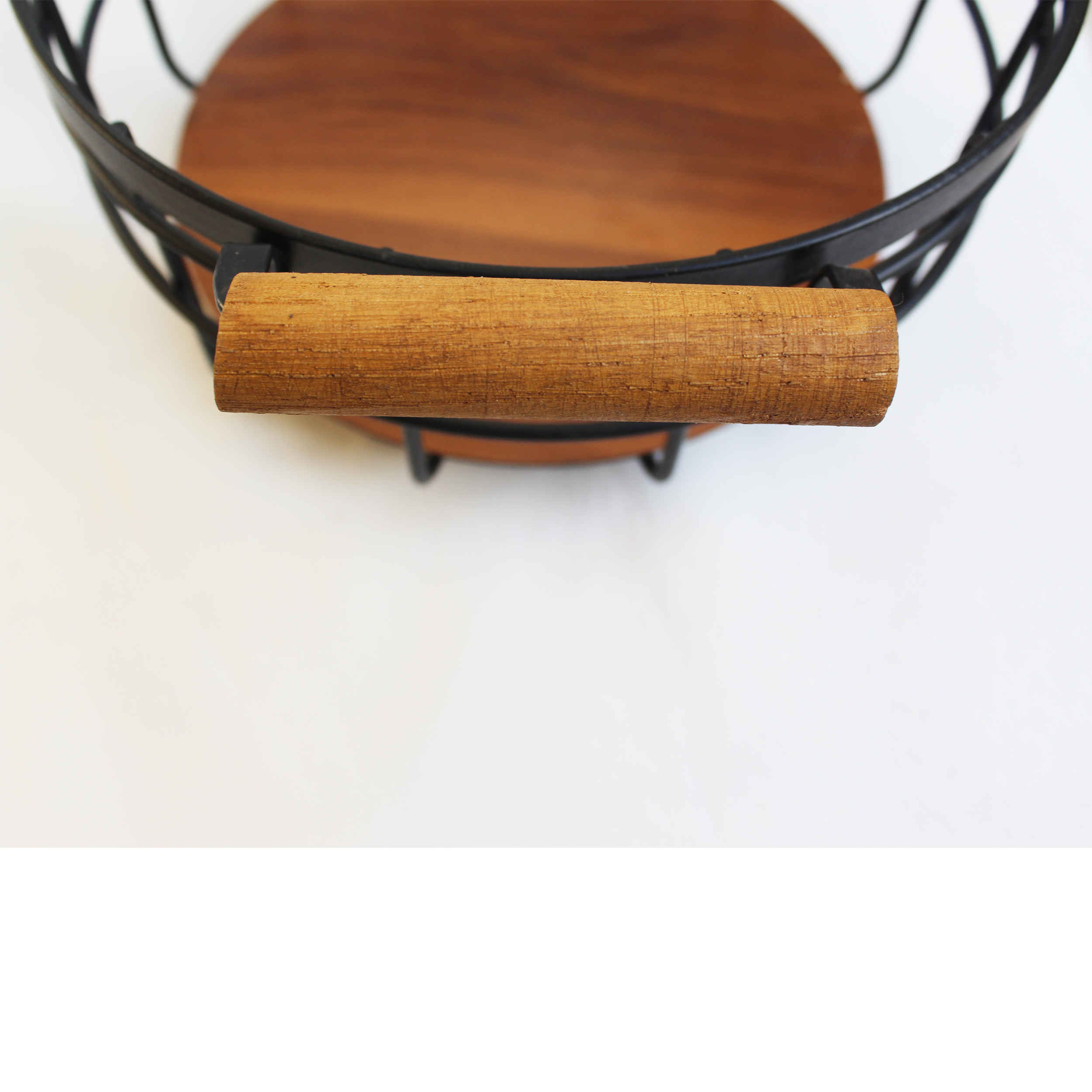 Panier en fil métallique avec base en bois et poignée, parfait pour les fruits en noir