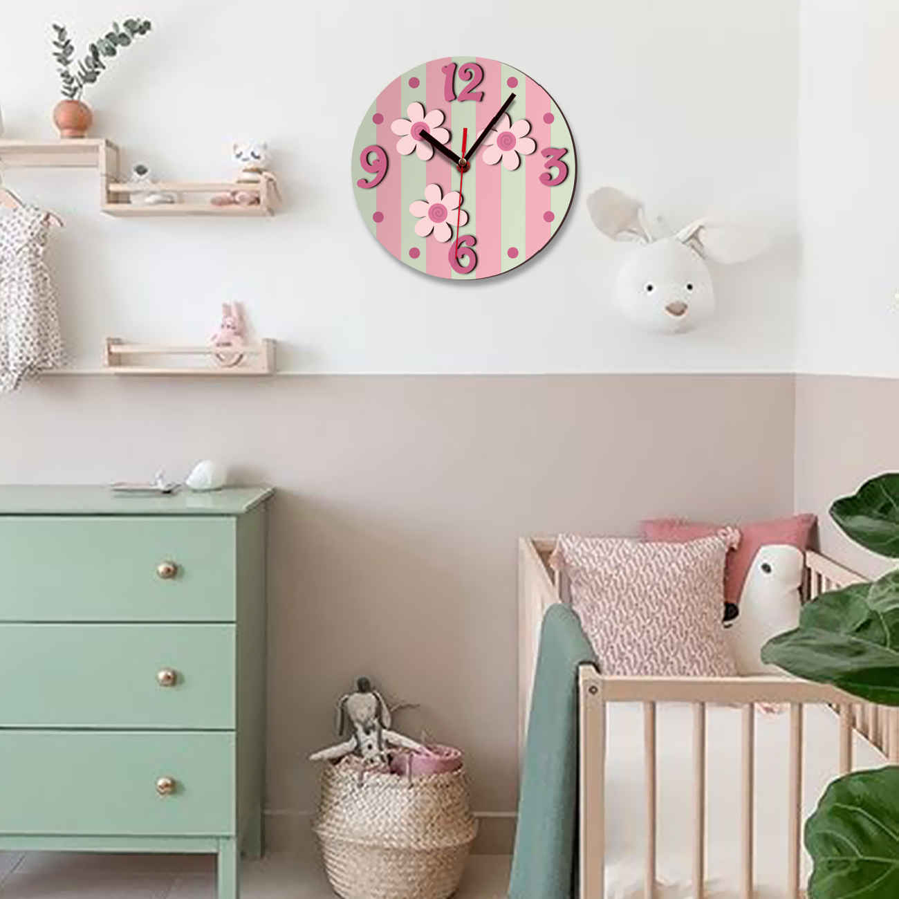 Horloge Murale en Bois Parfaite pour Chambre d’Enfant avec Design Floral