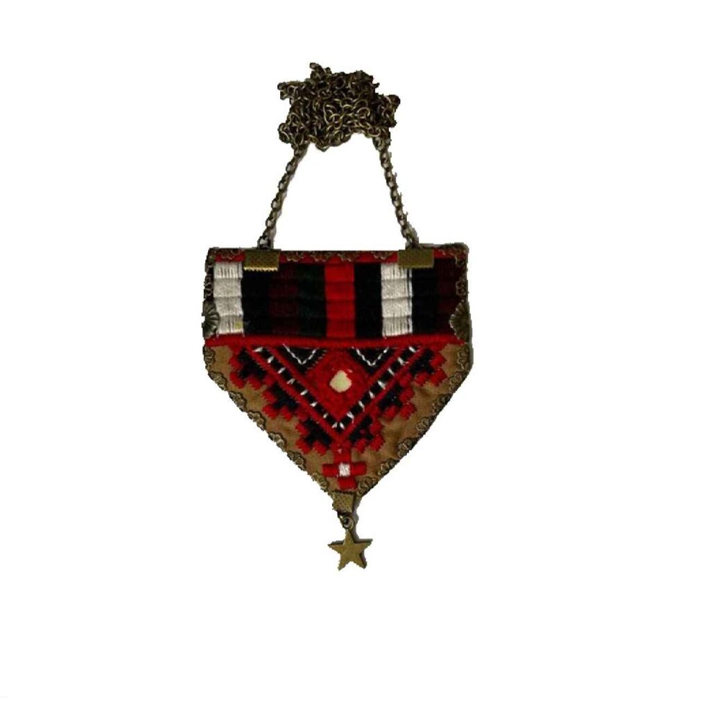 Collier brodé tissé avec chaîne en métal et détails symboliques