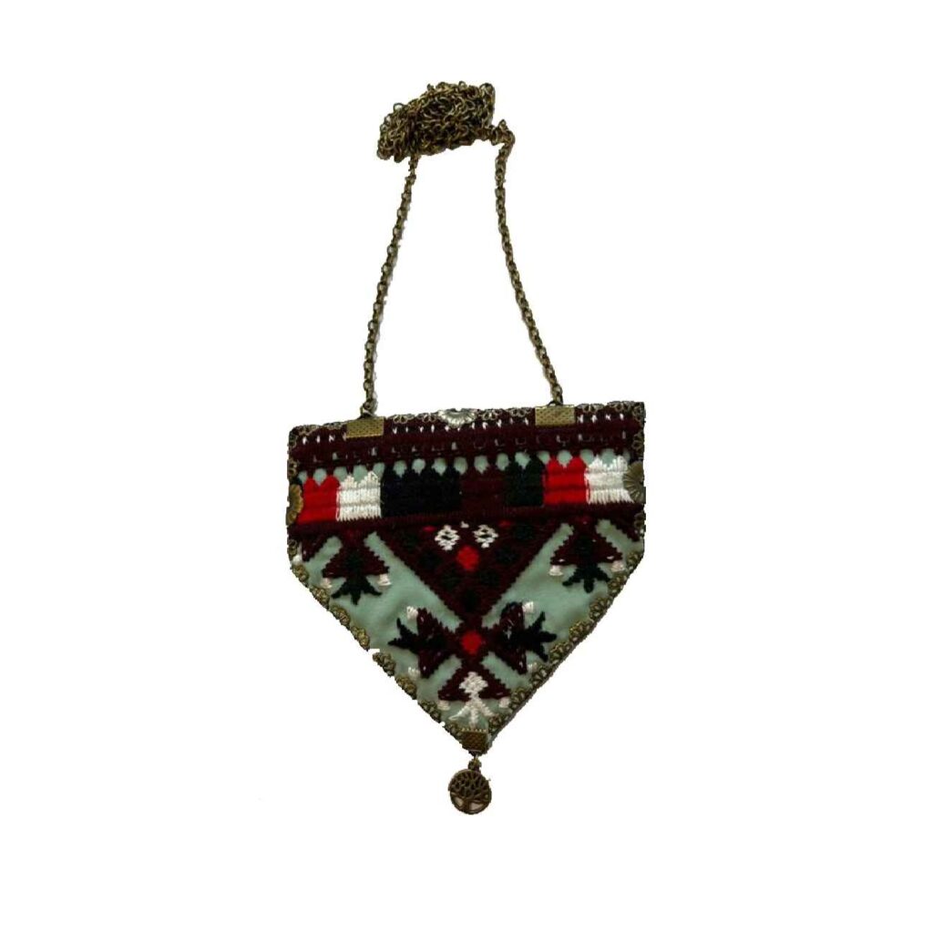 Collier brodé iranien – Une alliance unique d’art et d’élégance