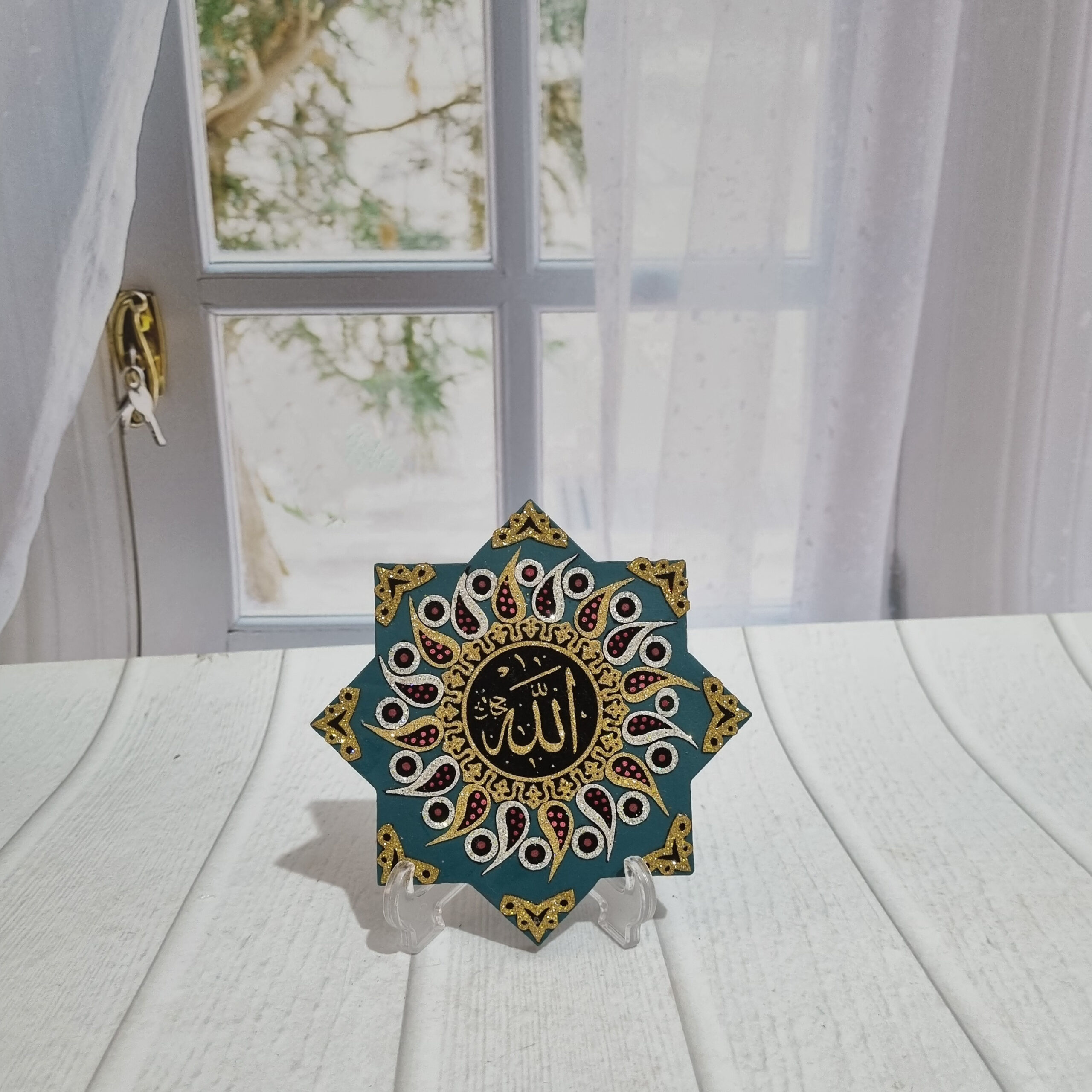 Plaque en poterie islamique faite à la main ornée du nom d’Allah