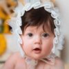Bonnet Bébé avec Oreillettes - Modèle Princesse - Doux, Stylé et Parfait pour Sortir - Couleur Lait