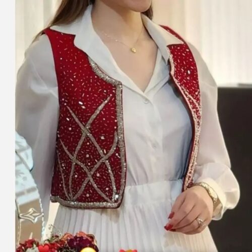 Gilet traditionnel kurde en velours rouge avec ornements argentés et design ethnique