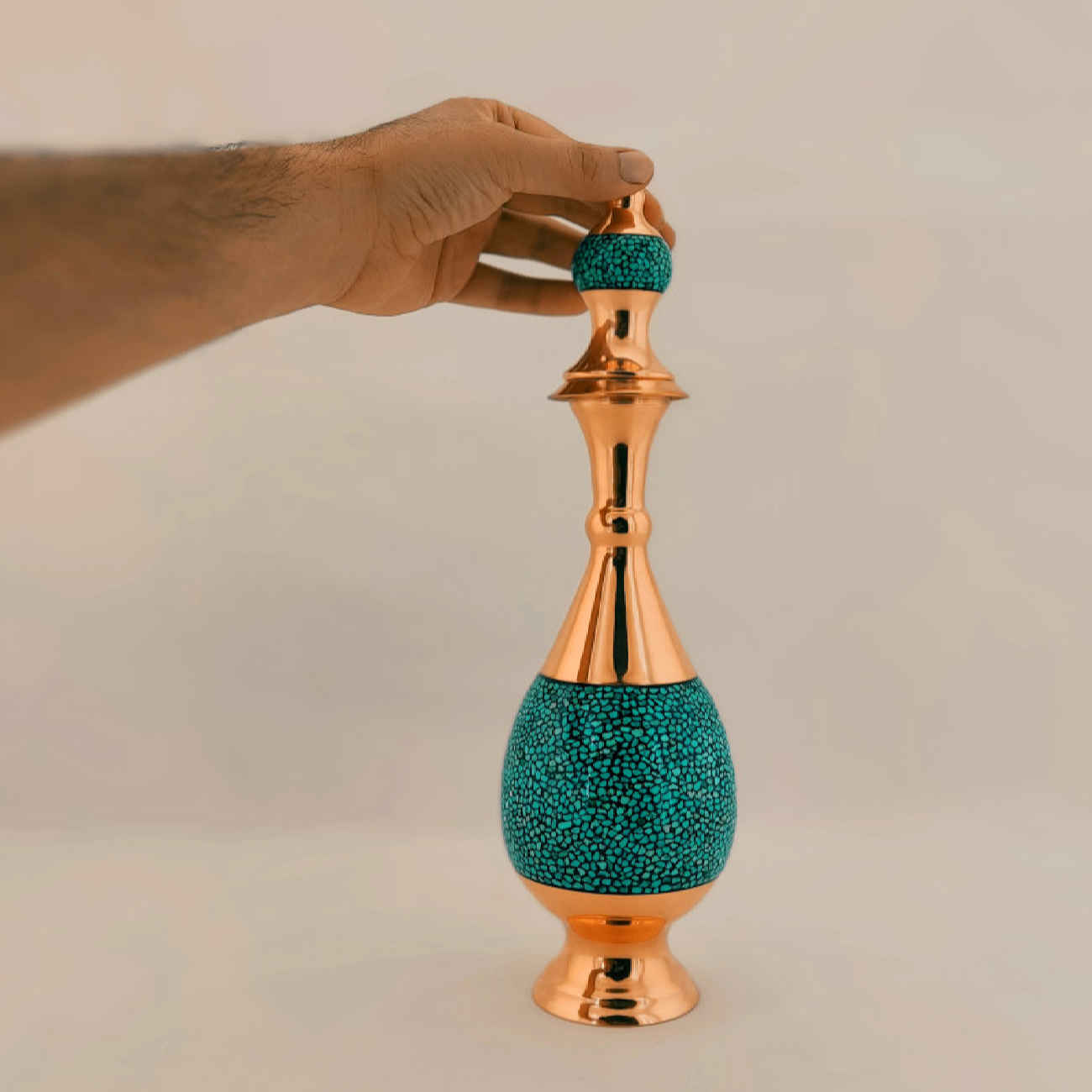 Bouteille décorative en cuivre – Artisanat persan avec design en incrustation de turquoise