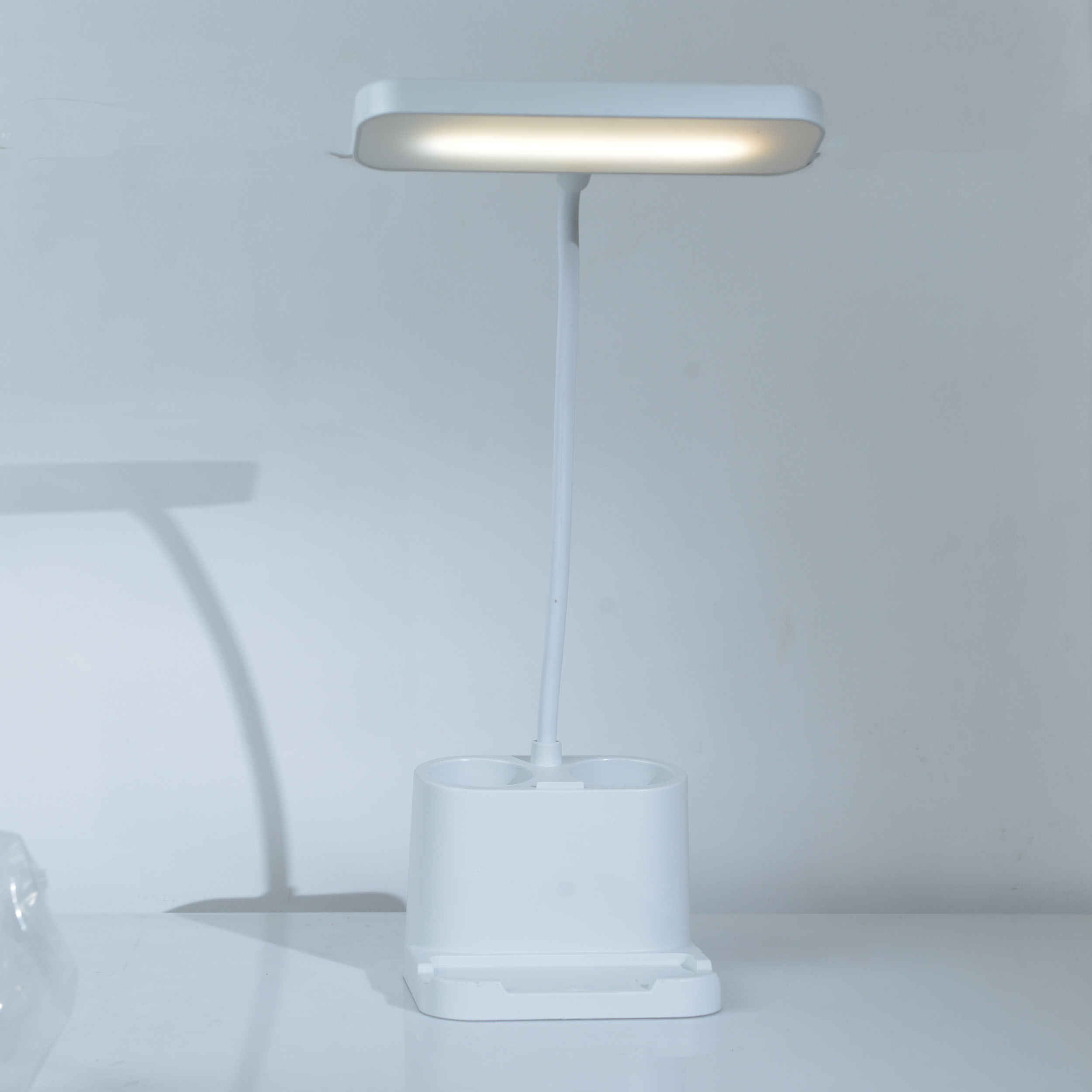 Lampe de bureau avec organiseur – solution d’éclairage fonctionnelle pour tout espace