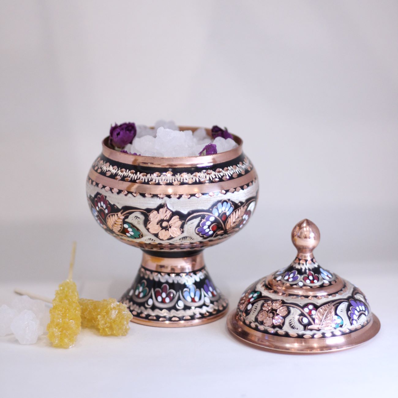 Sucrier persan artisanal en cuivre avec couvercle en forme de jarre – Émail Minakari