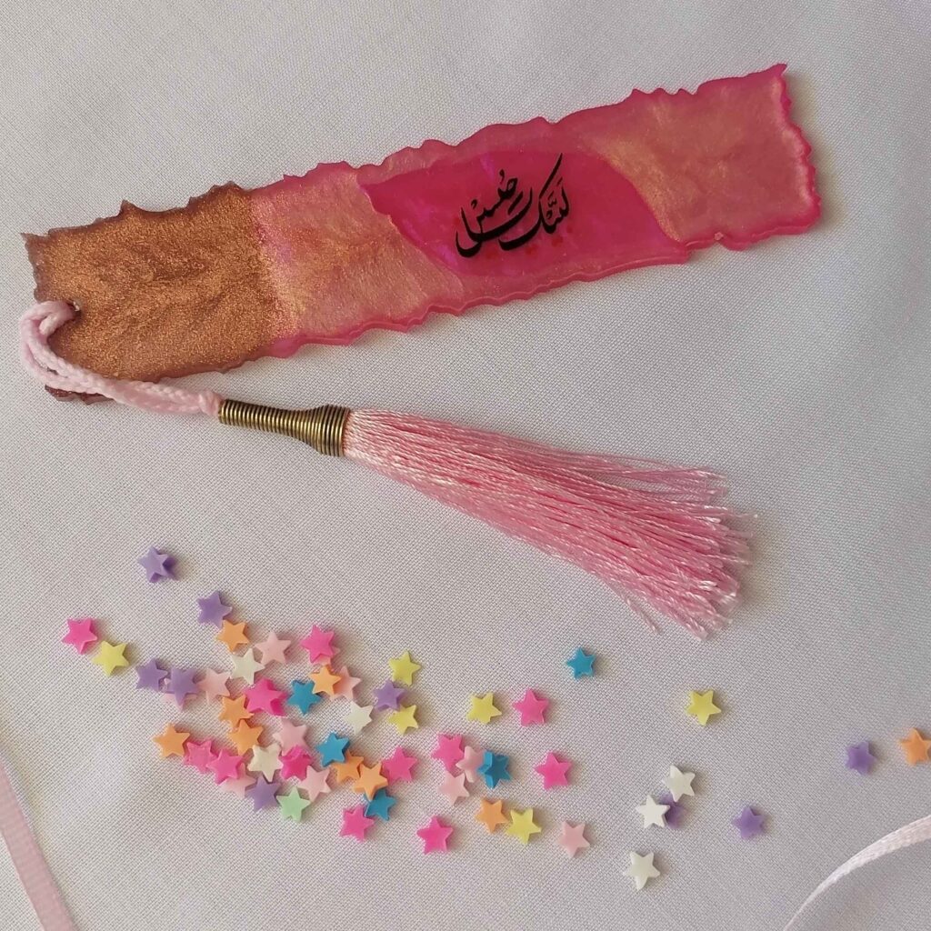 Marque-page en résine inspiré de l’art islamique – Art fait main en rose