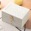 Boîte à bijoux avec rangement à plusieurs niveaux et serrure pour des accessoires bien organisés