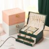 Boîte à bijoux avec rangement à plusieurs niveaux et serrure pour des accessoires bien organisés
