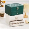 Boîte à bijoux avec rangement à plusieurs niveaux et serrure pour des accessoires bien organisés