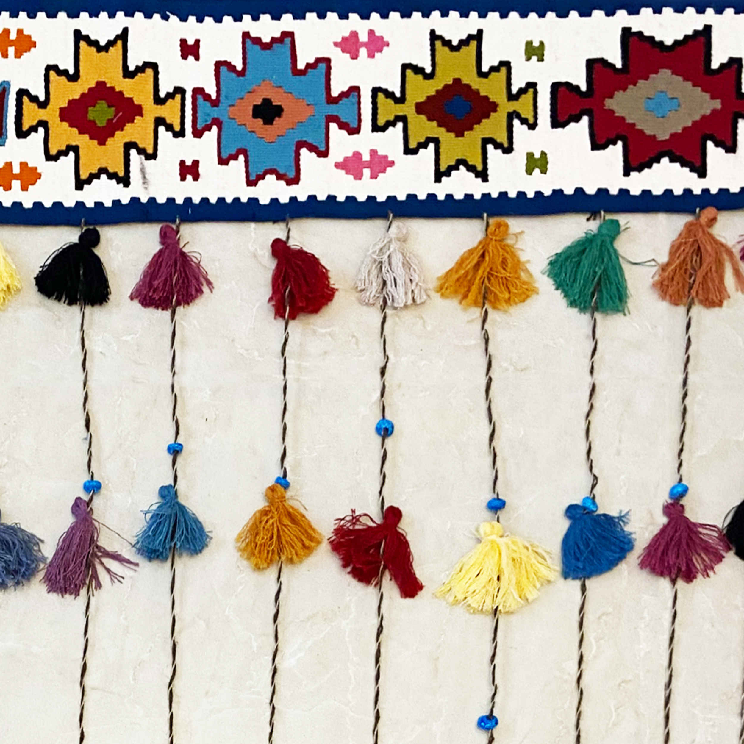 Tenture murale persane à pompons DIY – Motif kilim traditionnel modèle Arsace
