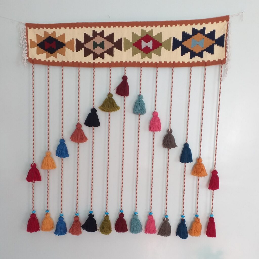 Tenture murale persane à pompons DIY – Motif kilim traditionnel modèle Artacama