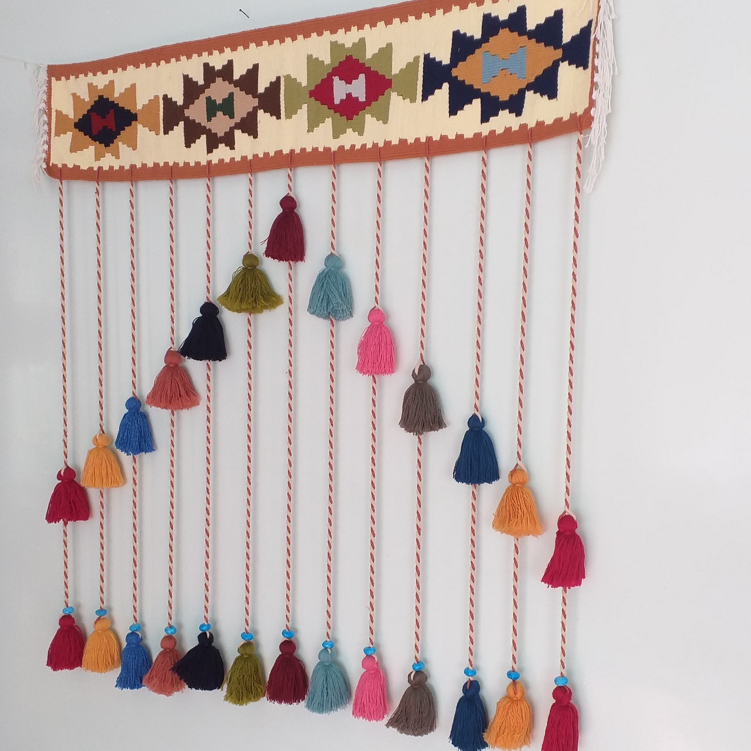 Tenture murale persane à pompons DIY – Motif kilim traditionnel modèle Artacama
