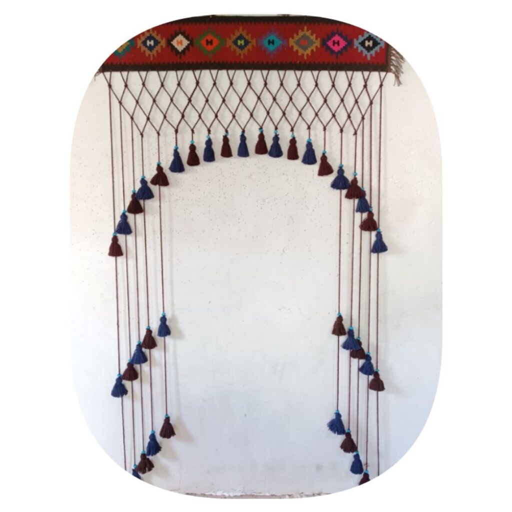 Tenture murale persane à pompons DIY – Motif kilim traditionnel modèle Bagoas