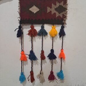 Tenture murale persane à pompons DIY – Motif kilim traditionnel modèle Déiocès