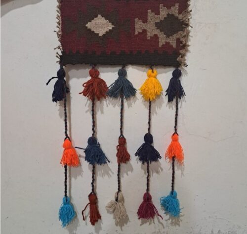 Tenture murale persane à pompons DIY – Motif kilim traditionnel modèle Déiocès