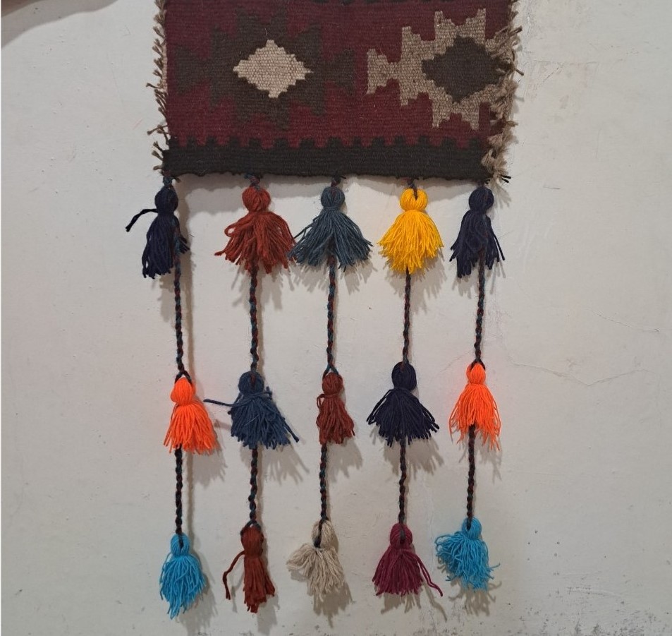Tenture murale persane à pompons DIY – Motif kilim traditionnel modèle Déiocès