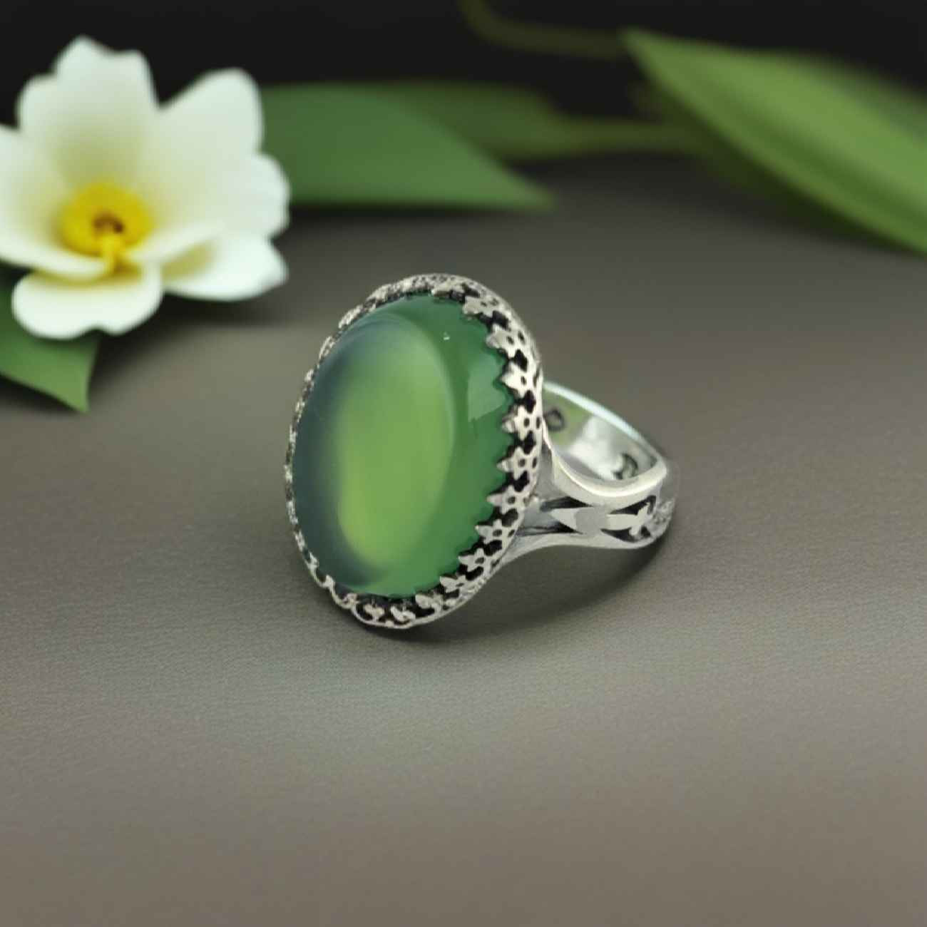 Bague en argent pour homme avec Agate et design de pointe de lance avec pierre verte