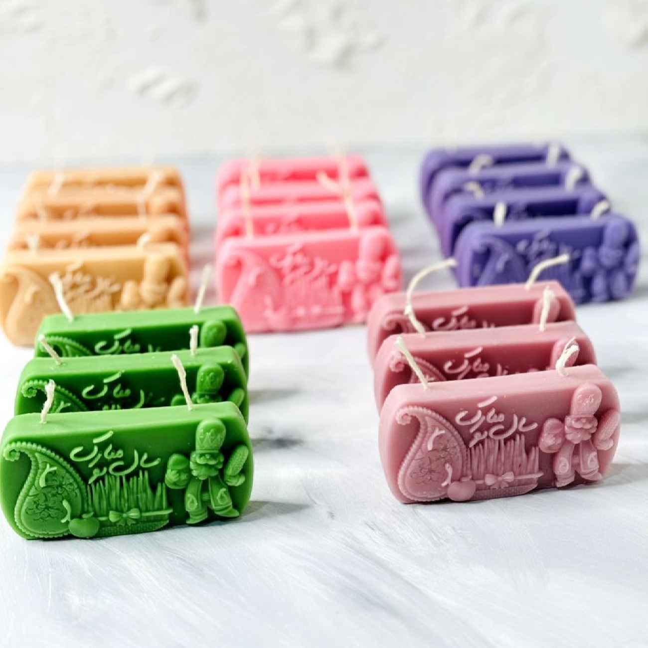 Bougie Nowruz avec symbole de l’année et inscription – Conçue pour l’agencement Haft-Sin