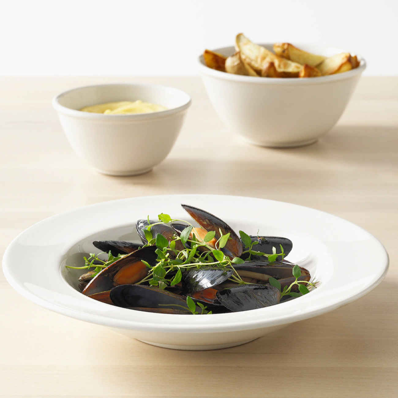 Assiette en céramique blanche – Compatible micro-ondes et lave-vaisselle, parfaite pour les pâtes