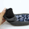 Chausson au crochet Nikta pour femmes adapté à l’hiver avec design léopard en gris