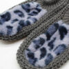 Chausson au crochet Nikta pour femmes adapté à l’hiver avec design léopard en gris