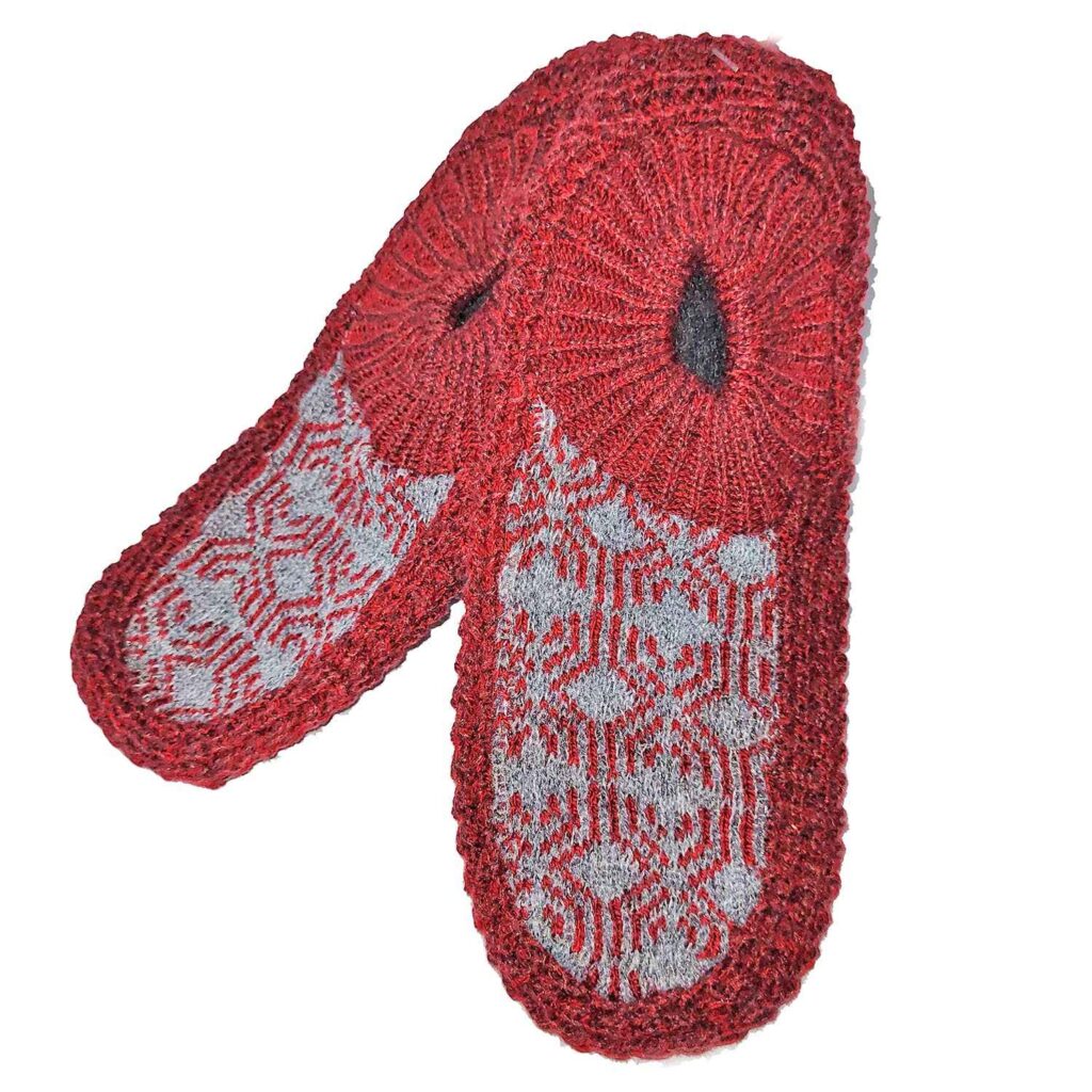 Chausson au crochet pour femmes adapté à l’hiver avec design géométrique en rouge